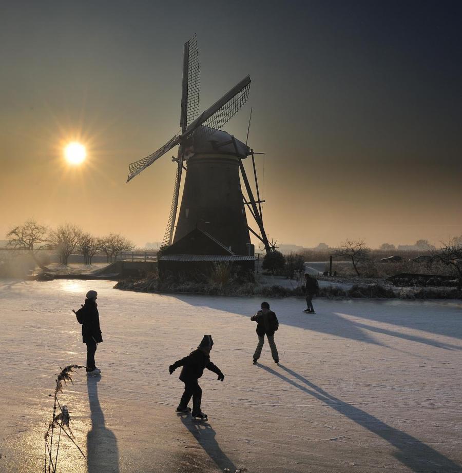 [Image: 62410_141104085223windmill_ice_skater.jpg]